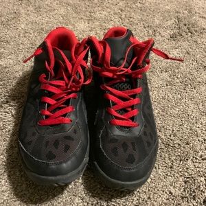 Boys Nike Dual Fusion 6.5 Y Black and Red Sneakers